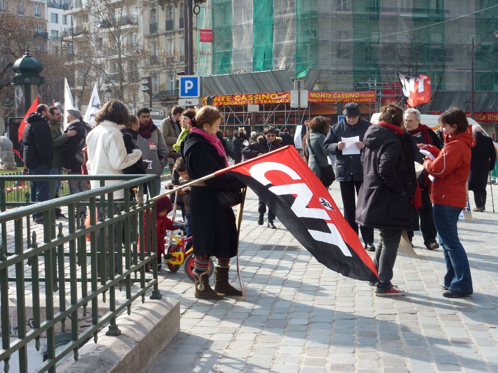 Rassemblement devant la mairie du 13ème arrondissement de Paris qui a confié la gestion de la halte-garderie Giono en délégation de service public à People and Baby.