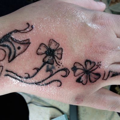 recouvrement sur la main "tattoo"