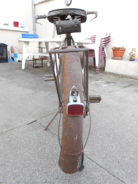 Siles Touris 48 du vers 1955 Moteur ITOM de 48cc à galet
Allumage SER
Carburateur : Zenith
Année ( ? )