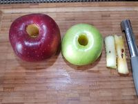 2 - Mettre le four à préchauffer th 6/7 (200°). Laver, sécher les pommes et ôter le centre avec un vide-pommes. Les trancher en rondelles. Couper les extrémités en petits dés. Disposer les rondelles de pommes en les alternant dans un plat en verre allant au four.  Répartir les dés de pommes, puis parsemer de pralin. Recouvrir le tout de l'appareil et enfourner th 6/7 (200°) pour 25 à 30 mn. Déguster tiède ou froid avec une boule de glace ou sorbet.