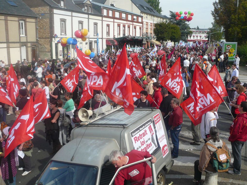 Vues d'ensemble des différents cortèges de la manifestation du 23-09-2010 à Evreux, vues du cortège du NPA-27.
La manifestation a rassemblé entre 10 000 et 15 000 manifestants selon les organisations.