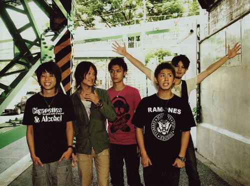 Images diverses et variées de one ok rock.