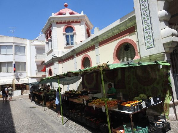 Le très beau marché de Loulé à l'architecture mauresque, un jeune penseur qui tient sa tête et des poissons qui, eux, l'ont perdue 