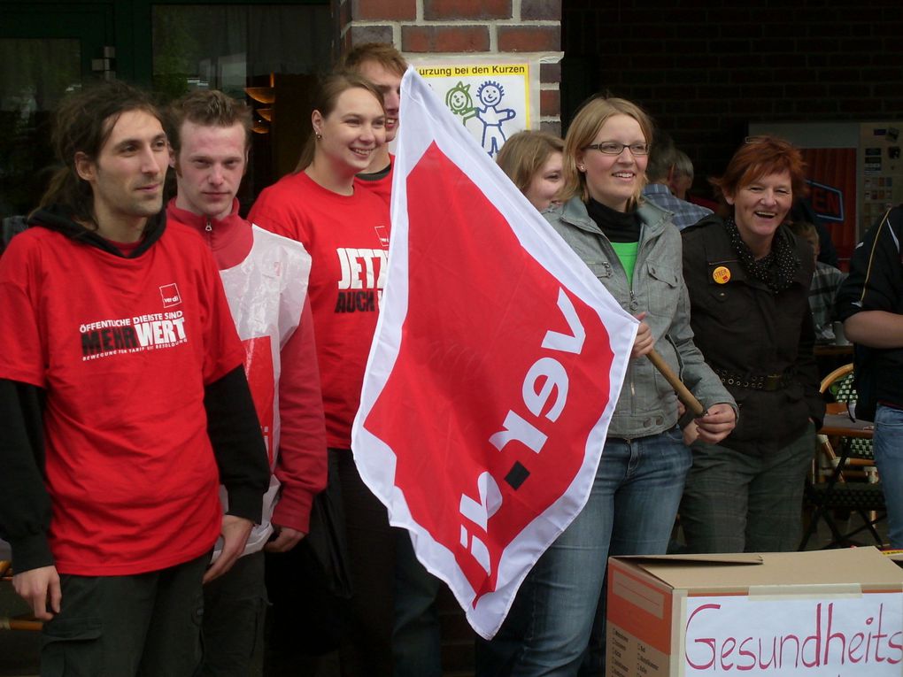 12.6.09 Streikende der Lebenshilfe und solidarische HEP-PraktikantInnen und SchülerInnen des Fachschule für Sozialpädagogische Berufe bauen eine Klagemauer auf dem Wochenmarkt in Walsrode.  
FOTOs: ver.di-Klick-SFA
