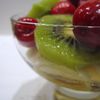 Coupe de salade de fruit kiwis et cerises