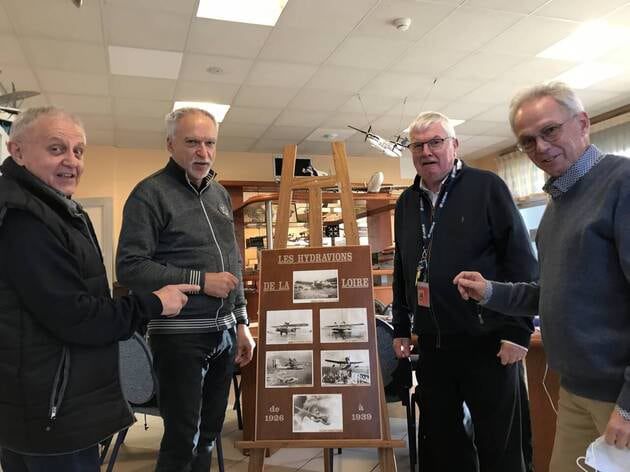De gauche à droite: Georges Lecoq, Philippe Rettig (président de Je me souviens), Yves Hamonou et Pierre Jacq (principal rédacteur du livre) | OUEST-FRANCE