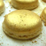 Macarons au foie gras et confit d'oignons