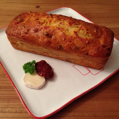 Cake au chèvre, bacon et tomate séchée