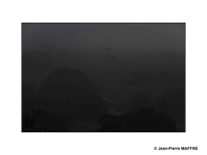 Hang Mua, au nord du Vietnam, est le sommet à partir duquel on peut observer la vallée de la Baie d’Halong terrestre.