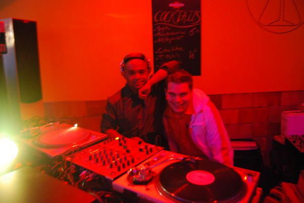 RETROUVEZ TOUTE LES PHOTOS DE LA TOURNEE DANS LES BARS ET DISCOTHEQUES SUR LA COTE ATLANTIQUE DE DJ SKAN,DJ STEFANE ET DJ FAITH POUR LA SAISON 2008 !!!!
ATTENTION, GROSSES SOIREES, BONNE AMBIANCE ET JOLIES FILLES A L'INTERIEURS... 