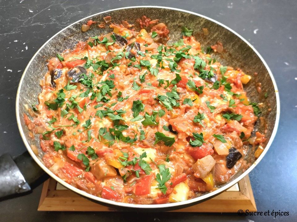 Poêlée de légumes façon chakchouka au fromage - Recette en vidéo