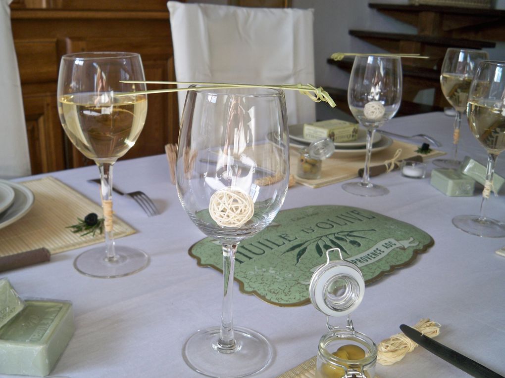 Une table aux saveurs estivales dressée pour une douce soirée d'été.