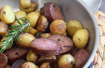 Pommes de terre rissolées et sa saucisse fumée