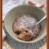 Mug cake au beurre de cacahuètes et chocolat