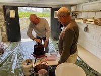 Les apprentis vignerons au travail.. et bien concentrés!