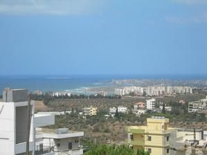 A l'Ouest, la mer ; à l'Est, la montagne... Assez cool, non ?
Au Nord, derrière la Colline, Nahr el Béred... on verra plus tard !