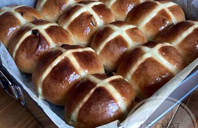 Hot Cross Buns - Petits pains anglais de Pâques aux épices et raisins secs