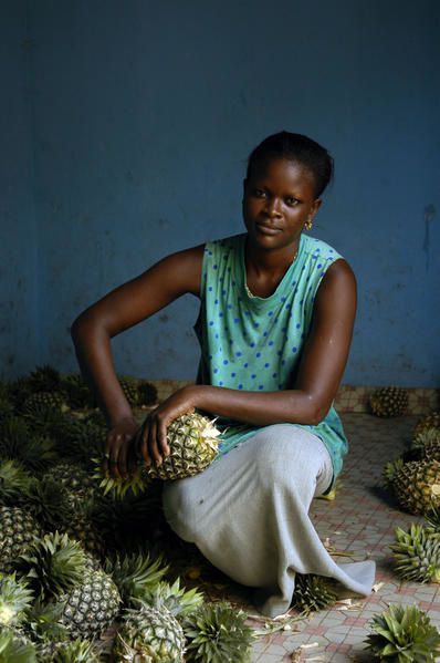 ouvrier et ouvrières au Centre de Sèchage des Fruits Tropicaux à Abomay (Bénin)