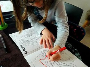 Aimy Rose et Lucie se dont un plaisir de dessiner ,colorier le livre de coloriage