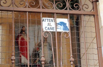 Attention, chien pas très catholique !