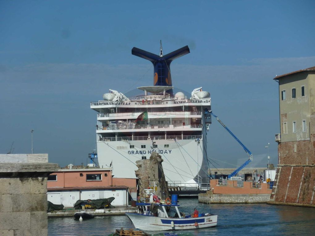 Bienvenue à Livourne, grand port de commerce italien. Les passagers en escale peuvent y découvrir le centre ville mais aussi prendre la route pour Florence ou Pise. Aujourd'hui, je vous propose d'aller sur le site de la fameuse tour qui penche !