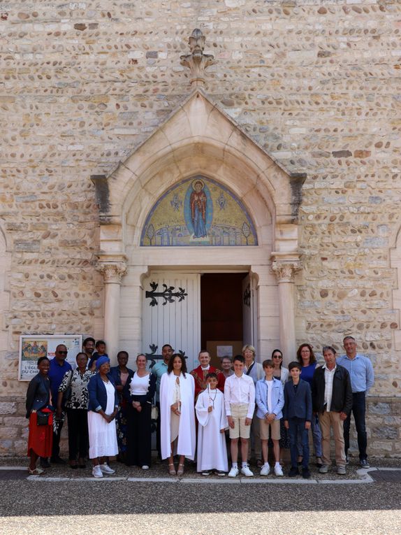 Sainte messe de la Solennité de la Pentecôte. Au cours de la messe, Mei-li a reçu le Baptême, la 1ère communion et la Confirmation. Akira a reçu reçu le Baptême et la 1ère communion. Hugo et Antoine ont reçu leurs 1ère communion.