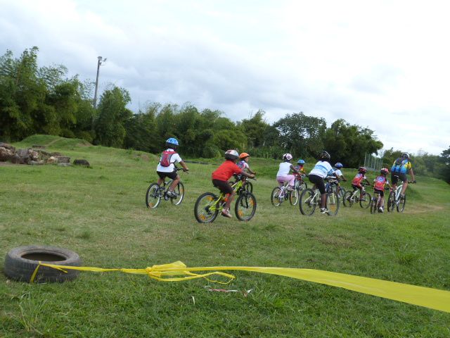 Ce samedi 22 décembre aura été l'occasion de partager un très bon moments avec les jeunes de l'école de VTT. Ils ont pu voir évoluer des champions et ont eu droit à leur père Noël. Merci à Antoine Seveur, le photographe