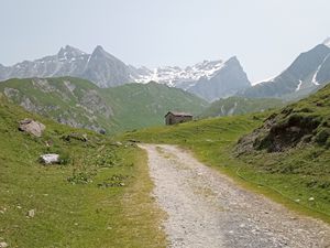 Montée au lac de la Glière, au pied de la face nord de la Grande Casse.