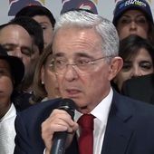 Un ex-président de la Colombie comparu devant un tribunal pour tentative de corruption et d'altération d'indices