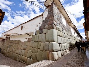 Cuzco, sa fontaine, ses vestiges incas (La pierre Inca à 12 angles de Cuzco et celle qui en a 13, dans un mur situé dans la rue Hatun Rumiyoc ) et ses habitants maîtres tisserands... 