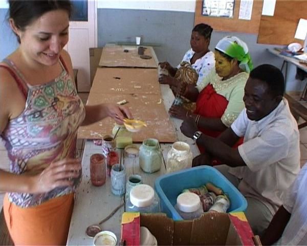 photos de différents ateliers d'animations poteries:
1 atelier d'alphabétisation avec un groupe d'adultes mahorais la poterie sert de support au vocabulaire, à la géométrie... atelier réalisé avec l'association ACCES et filmé/ photos par Fab