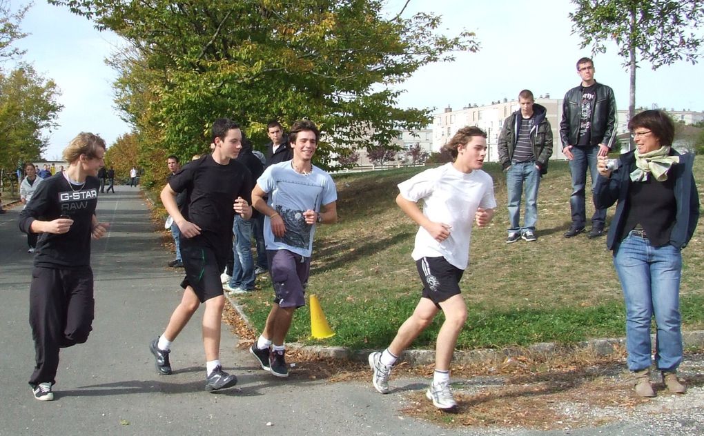 300 élèves ont participé au 40e cross annuel du lycée professionnel Blaise-Pascal, à l'intérieur de l'établissement, jeudi 21 octobre 2010.