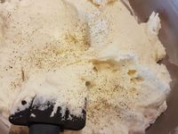 2 - Mélanger avec la fourchette. Incorporer ensuite la crème fraîche épaisse, mélanger à la spatule, saler et poivrer. Une fois les courgettes cuites, les égoutter pour retirer l'excédent d'huile et les mettre dans un grand saladier. Ajouter la gélatine ramollie essorée tant que les courgettes sont chaudes et bien incorporer.