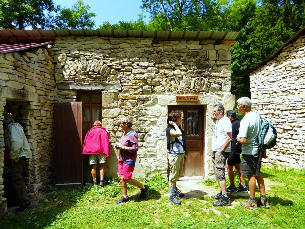 Ancien manoir fortifié du Leuzeu en cours de restauration par des bénévoles