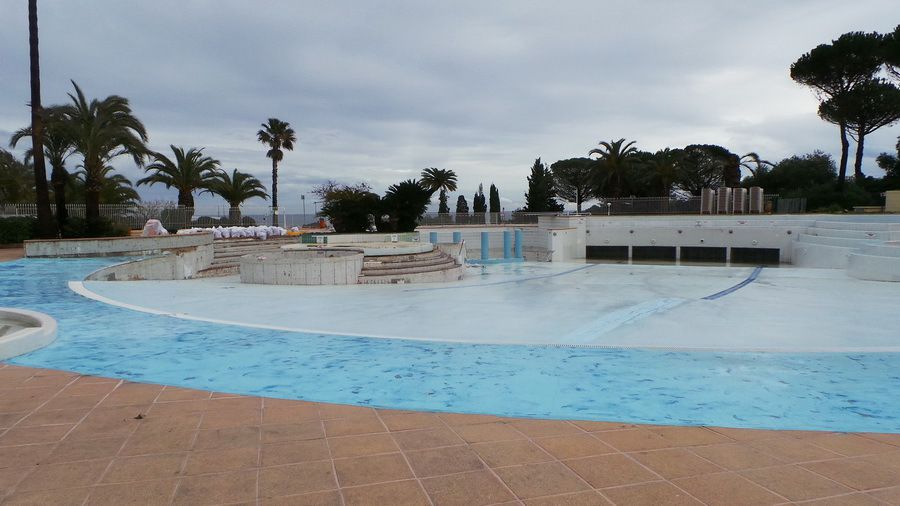 Dans la piscine à vagues, importants travaux de remplacement de carrelages et de réfection de peintures