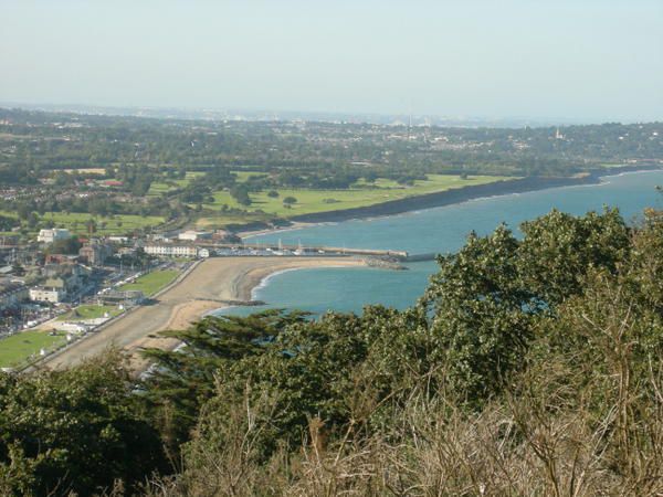 Bray, petit village baln&eacute;aire du sud dublinois, et la colline qui surplombe la baie.