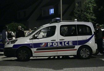 Un couple tué, leur enfant de trois ans s'en sort sain et sauf