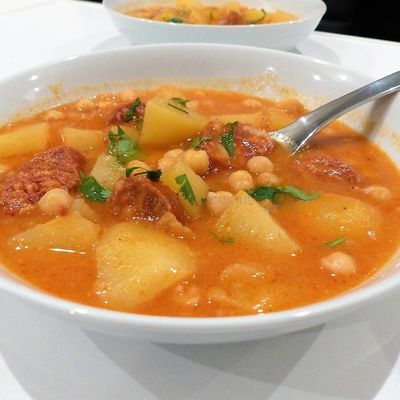 Soupe espagnole aux pois chiches, chorizo et pommes de terre (potaje de garbanzos con chorizo y patata)