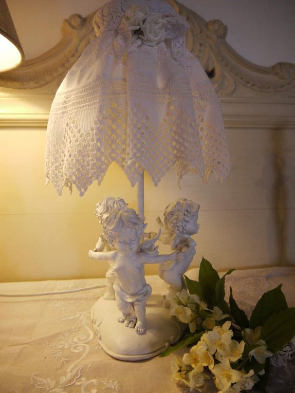 Lampe patinée "Ronde d'Anges" blanc grisé, jupon d'abat-jour en dentelle ancienne au crochet. hauteur 40 cm - largeur 25 cm