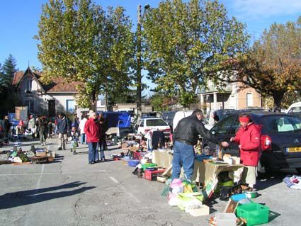 Marchés aux puces, vide-greniers et brocantes place Jean Clément tous les 3ème dimanche toute l'année ! 