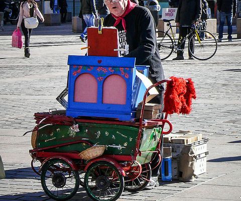 Joueur orgue on Flickr.Un joueur d’orgue de barbarie sur la place du Capitole