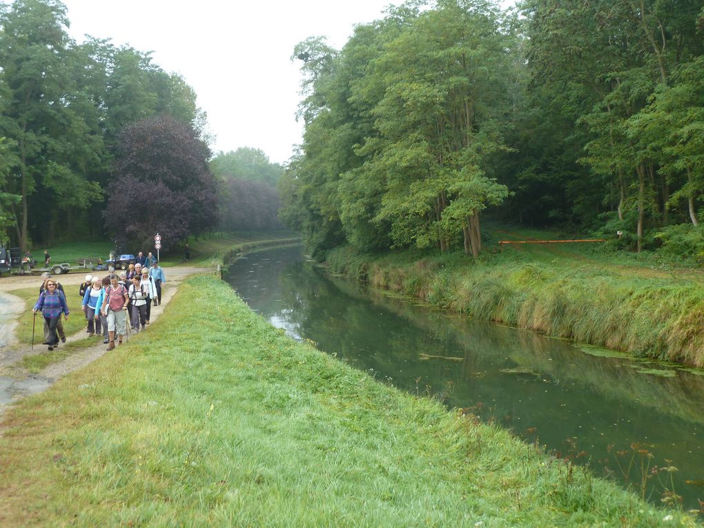 Pendant une partie de la matinée, nous marchons sur le chemin de halage du canal de l'Ourcq. 