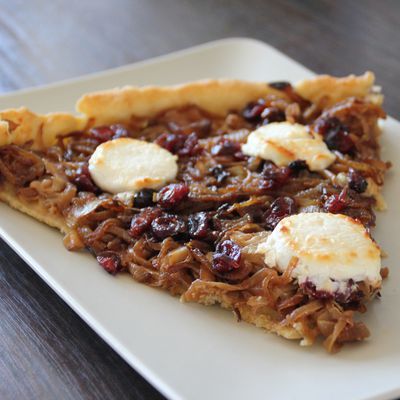 Plat n°39 : Tarte aux oignons caramélisés, cranberries et chèvre frais