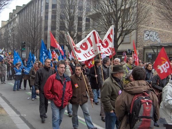 Manifestation des Fonctionnaires du 24 janvier 2008, cette mobilisation ne concernait pas que les salaires, l'essentiel des revendications portaient sur la défense du service public. A Rennes 8000 manifestants d'après Ouest France, ce n'était pas 