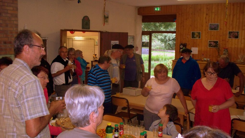 A l'apéro, on chante encore: verre en haut, verre en bas ......