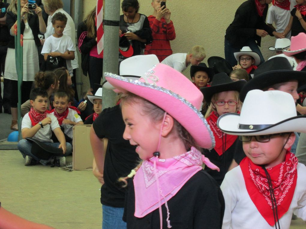 Fête des écoles: country danse et chants
