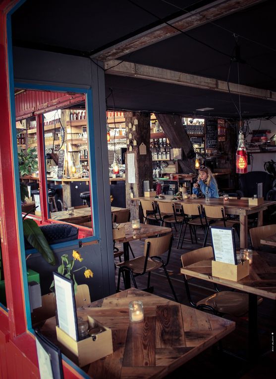 L’intérieur du Café de Ceuvel et les bureaux péniches autour. 