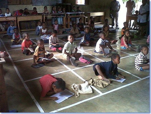 Ambiance école à Madagascar... Je repars bientôt, pas de voyage, mais des rencontres, notamment dans une école de Morondava, reportage, pour le mois de décembre...