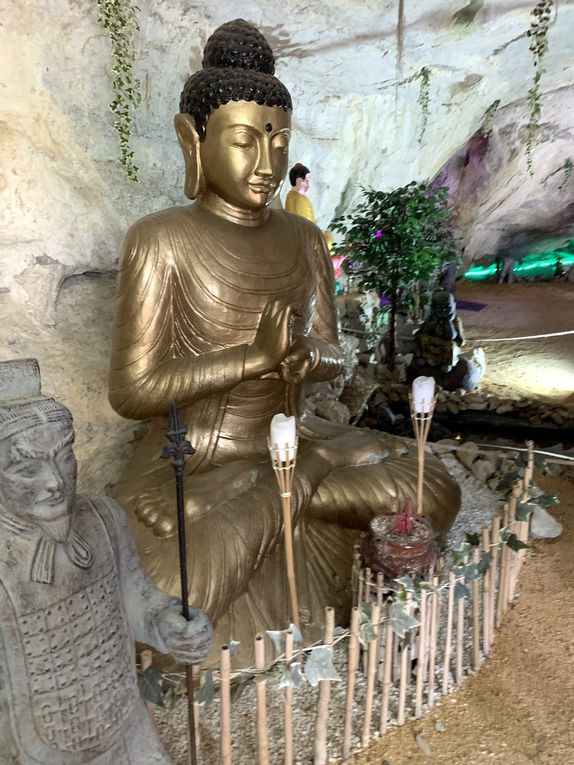 Visite du village de Balazuc. Pot dans le jardin d'un café. Au bas du jardin, la propriétaire, d'origine asiatique a construit avec son mari une grotte pour ses dévotions à Bouddha.ue, 