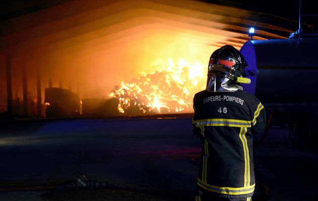 SAINT-PAUL DE LOUBRESSAC (46) - Un feu de bâtiment agricole mobilise près de 75 pompiers